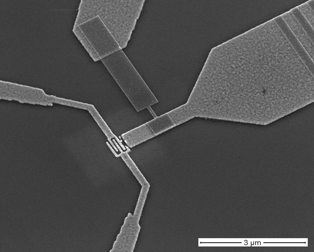 An SEM image of a fabricated device