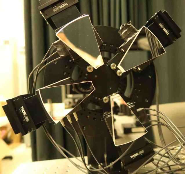 Four segments of a parabolic mirror, focusing a collimated beam onto a camera. Twelve fine motors search for the optimal positions by iteratively improving the image. 